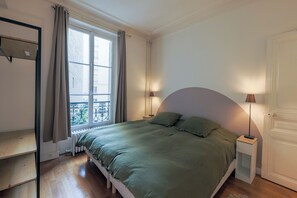 1 bedroom, iron/ironing board, Internet, bed sheets - Gorgeous apartment in vibrant Paris near Eiffel Tower (Paris)