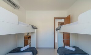 A dormitory room with bunk beds, a wardrobe, and a mirror. - House in Condo w/ Pool and Barbecue Grill Bme0001 (Porto Seguro)