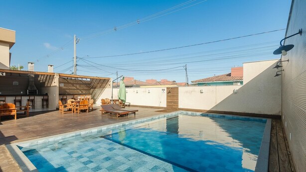 A rooftop pool with wooden deck seating and a barbecue area. - House in Condo w/ Pool and Barbecue Grill Bme0001 (Porto Seguro)