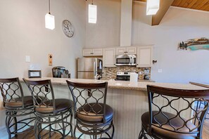 Fridge, microwave, oven, stovetop - Spooner Summit, 30+ Day Ski/Summer (Zephyr Cove)