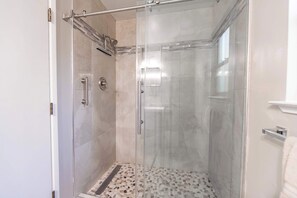 Shower, shampoo - Spooner Summit, 30+ Day Ski/Summer (Zephyr Cove)