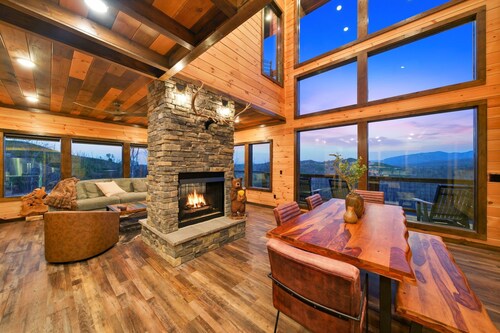 Red Hawk Haven -A Rustic Luxury Cabin Nestled Above the Smoky Mountain Mist