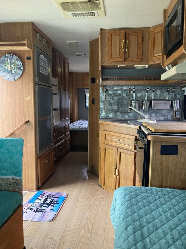 1 habitación, tabla de planchar con plancha y ropa de cama 