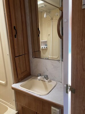 Hair dryer, towels, soap, toilet paper - Enjoyable 1-bedroom caravan with AC in charming Eagle Mountain (Eagle Mountain)