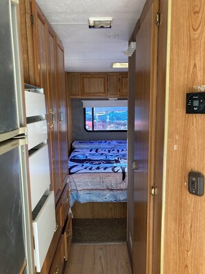 1 slaapkamer, een strijkplank/strijkijzer, beddengoed