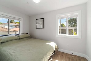 1 bedroom, iron/ironing board, free WiFi, bed sheets - Chic 1BR Laneway House in South Vancouver (Vancouver)