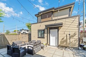 Terrace/patio - Chic 1BR Laneway House in South Vancouver (Vancouver)