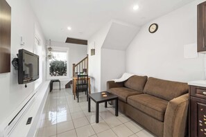TV - Chic 1BR Laneway House in South Vancouver (Vancouver)