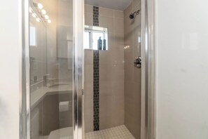 Shower, hair dryer, towels, soap - Chic 1BR Laneway House in South Vancouver (Vancouver)