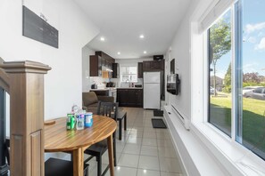 Private kitchen - Chic 1BR Laneway House in South Vancouver (Vancouver)