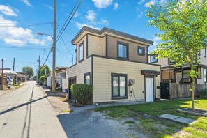 Exterior - Chic 1BR Laneway House in South Vancouver (Vancouver)