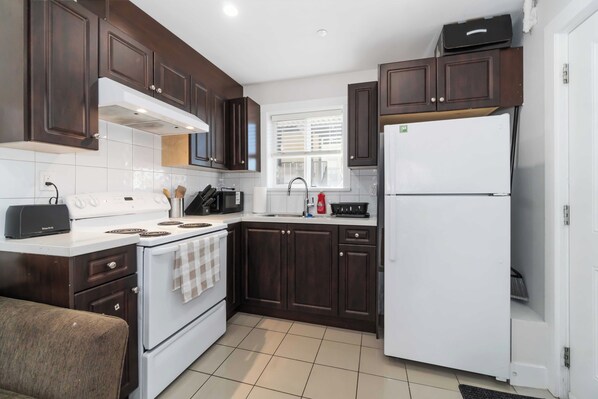 Private kitchen - Chic 1BR Laneway House in South Vancouver (Vancouver)