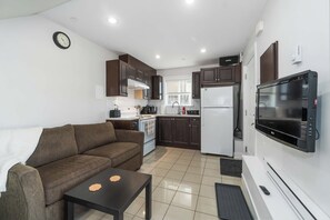 TV - Chic 1BR Laneway House in South Vancouver (Vancouver)