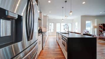 Kjøleskap, mikrobølgeovn, ovn og kokeplater