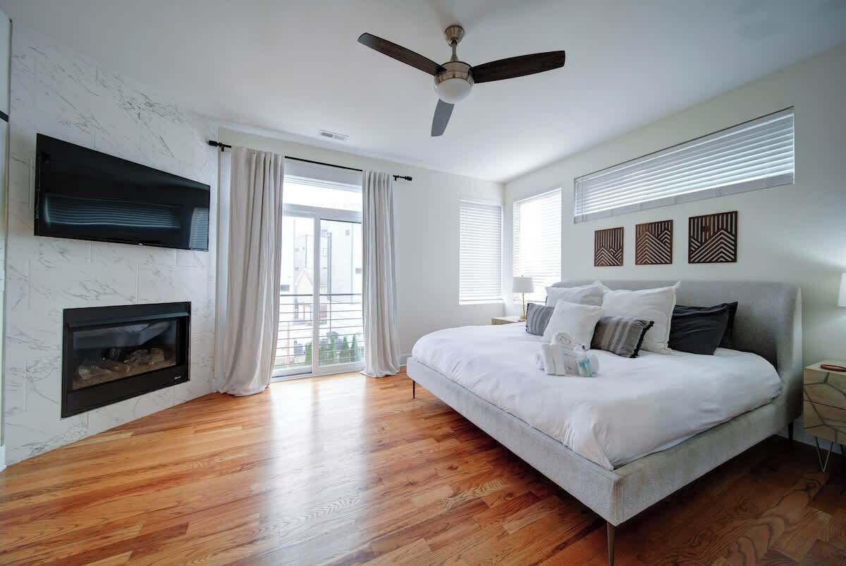 3 soverom, skrivebord, strykejern/-brett og reiseseng for barn