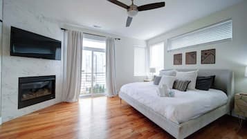 3 soverom, skrivebord, strykejern/-brett og reiseseng for barn