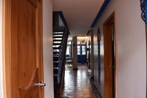 المنشأة من الداخل