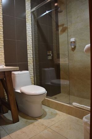 Dusche, Whirlpool, Haartrockner, Handtücher