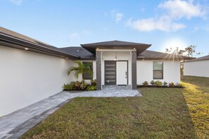 Exterior -  Waterfront 4-bedroom house in charming Cape Coral pet friendly newly build (Cape Coral)