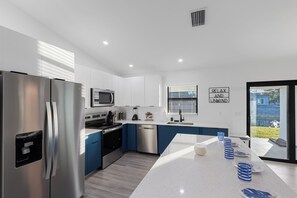 Private kitchen -  Waterfront 4-bedroom house in charming Cape Coral pet friendly newly build (Cape Coral)