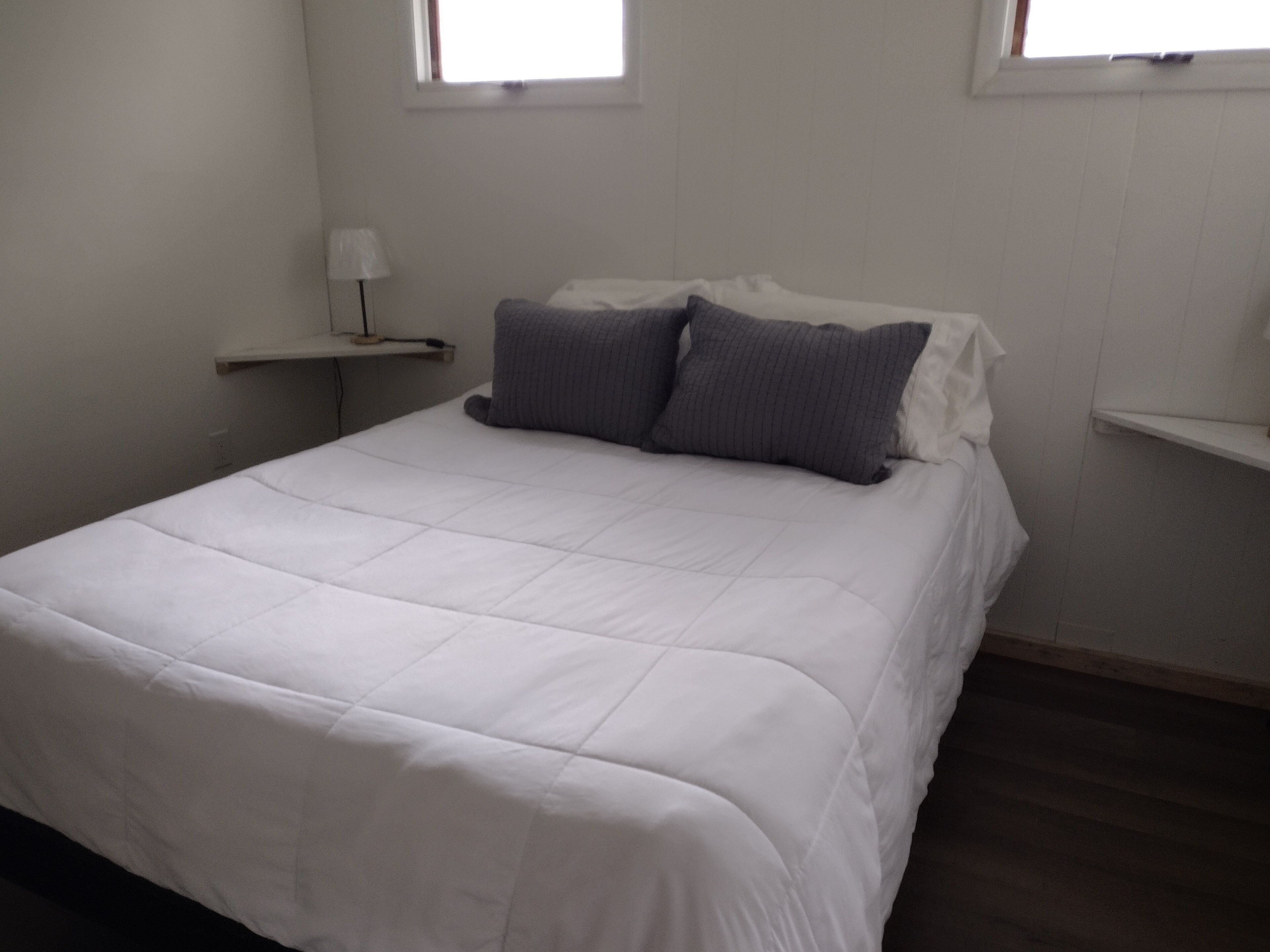 Een strijkplank/strijkijzer, wifi, beddengoed