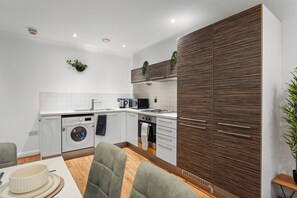 Private kitchen - STYLISH RETREAT- 2 bed city centre apartment (Birmingham)