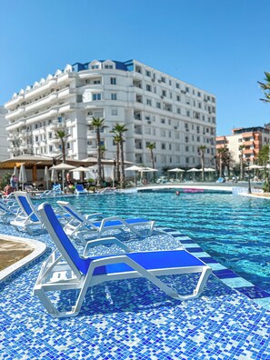 Piscine extérieure en saison, accès possible de 9 h à 18 h, parasols