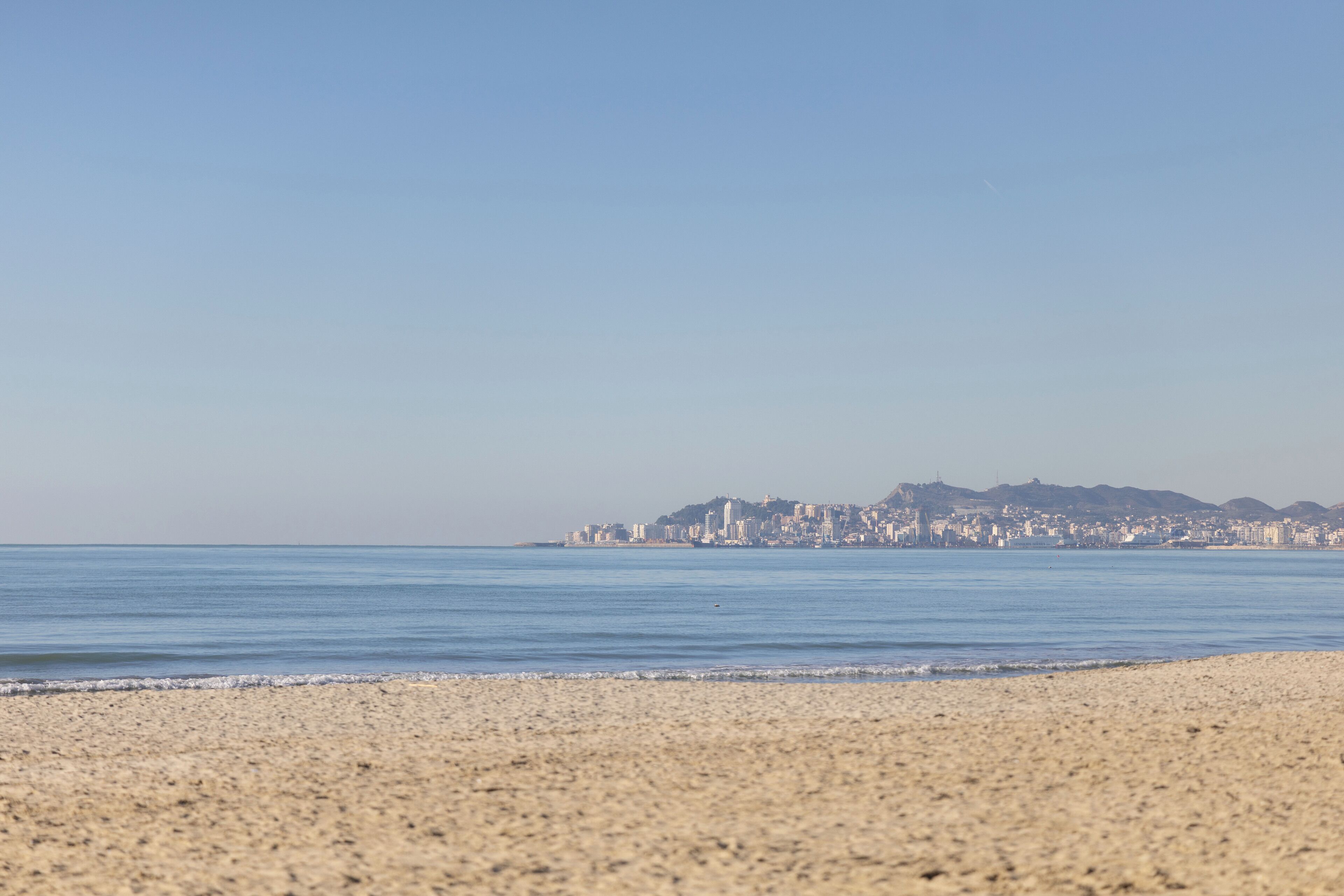 شاطئ خاص، كراسي للتشمس، مظلات الشاطئ، مناشف للشاطئ