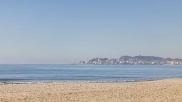 Plage privée, chaises longues, parasols, serviettes de plage
