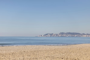Plage privée, chaise longue, parasol, serviettes de plage