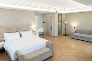 Chambre triple, balcon, vue sur la piscine | Bureau, accès au Wi-Fi (inclus), literie fournie