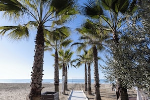 Private beach, sun loungers, beach umbrellas, beach towels - FAFA Aqua Blue Hotel (Golem)