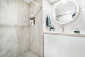 Hair dryer, towels, soap, toilet paper - Luxury Villa in Cancun - 4 Bedrooms & 4 Full Bathrooms (Cancún)