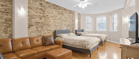 Een strijkplank/strijkijzer, wifi, beddengoed