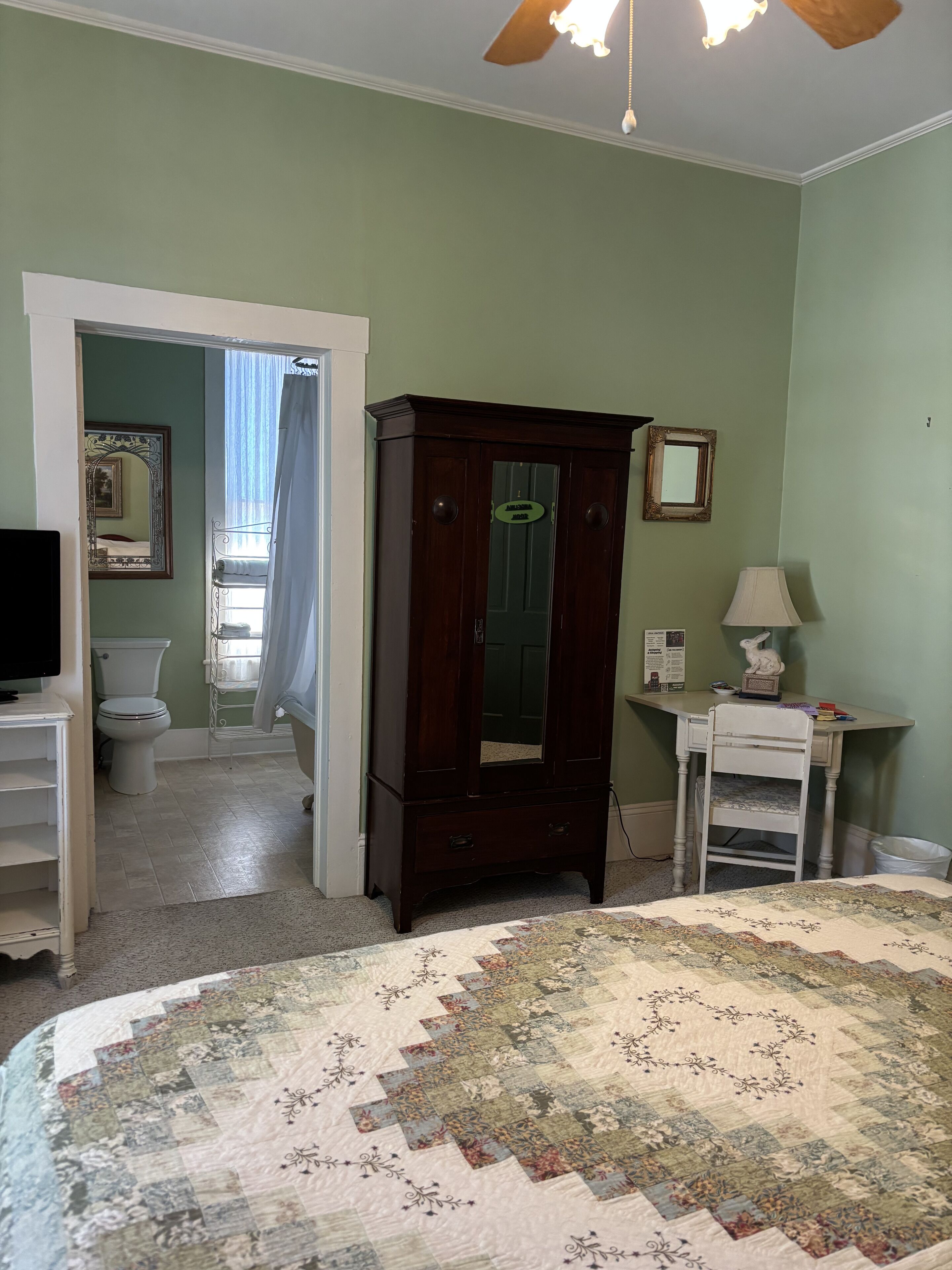 Iron/ironing board, WiFi, bed sheets