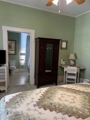 Tabla de planchar con plancha, wifi, ropa de cama