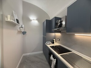 Fridge, microwave, oven, stovetop - Apartment in the city surrounded by greenery (Vercelli)