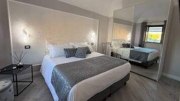 Zimmersafe, Schreibtisch, BĂŒgeleisen/BĂŒgelbrett, kostenloses WLAN