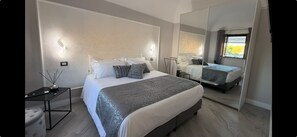 خزنة داخل الغرفة ومكتب ومكواة/لوح كي وواي فاي مجانًا