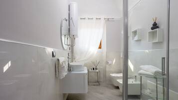 Dusche, Haartrockner, Bidet, Handtücher