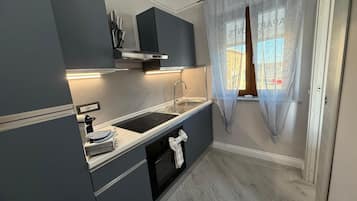 KĂŒhlschrank, Mikrowelle, Ofen, Herdplatte