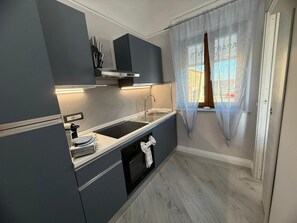 Kylskåp, mikrovågsugn, ugn och spishäll