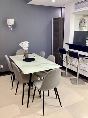 Apartamento, 2 quartos, acessível, para fumantes | Sala de jantar