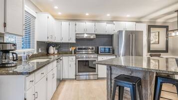 Classic-chalet, vuoristonäköala | Yksityinen keittiö | Täysikokoinen jääkaappi, mikroaaltouuni, uuni, liesi