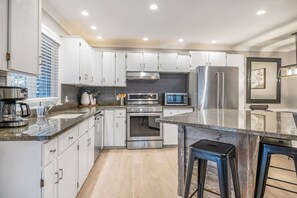 Liisa's Lodge (Pet Friendly) | Private kitchen | Full-sized fridge, microwave, oven, stovetop - Liisa's Lodge (The Blue Mountains)