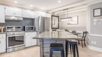 Chalet clásico, vista a la montaña | Cocina privada | Refrigerador con congelador, microondas, horno y parrilla de estufa