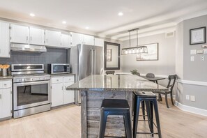 Liisa's Lodge (Pet Friendly) | Private kitchen | Full-sized fridge, microwave, oven, stovetop - Liisa's Lodge (The Blue Mountains)