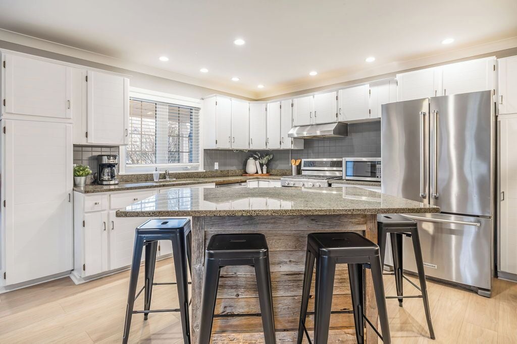 Classic-alpehytte - bjergudsigt | Privat køkken | Køleskab/fryser i fuld størrelse, mikrobølgeovn, ovn, kogeplade