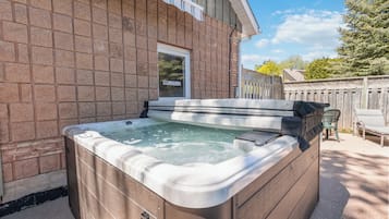 Chalet clásico, vista a la montaña | Tina de hidromasaje privada