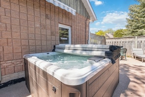 Liisa's Lodge (Pet Friendly) | Private spa tub - Liisa's Lodge (The Blue Mountains)